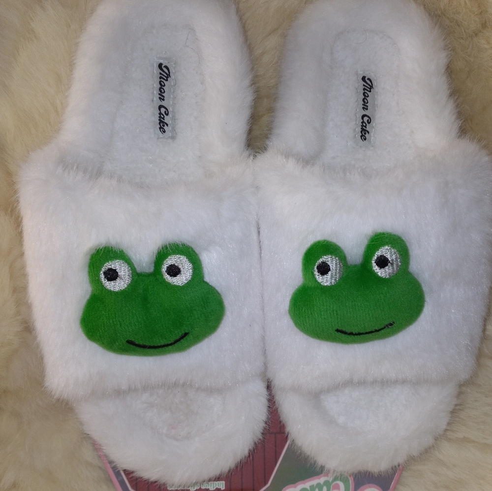 NWT Women's Frog Print Indoor Outdoor Plush Faux Fur Slippers w/Memory foam